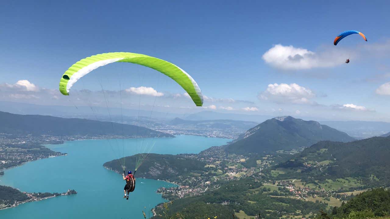 Parapentes au-dessus du lac d'Annecy, une activité incontournable à faire