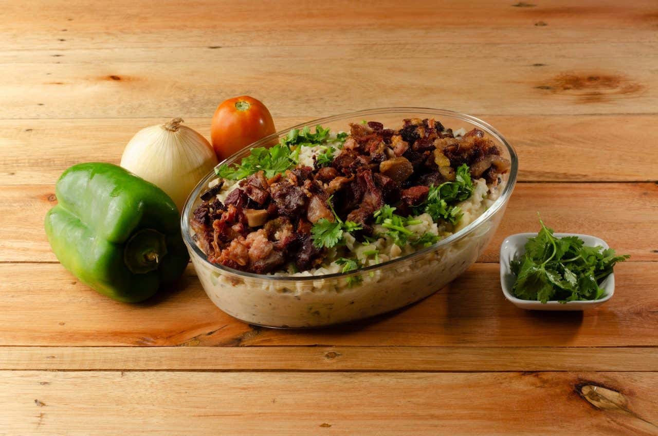 Um prato de rubacão, um prato feito com arroz, feijão verde ou macassa, carne de charque e temperos