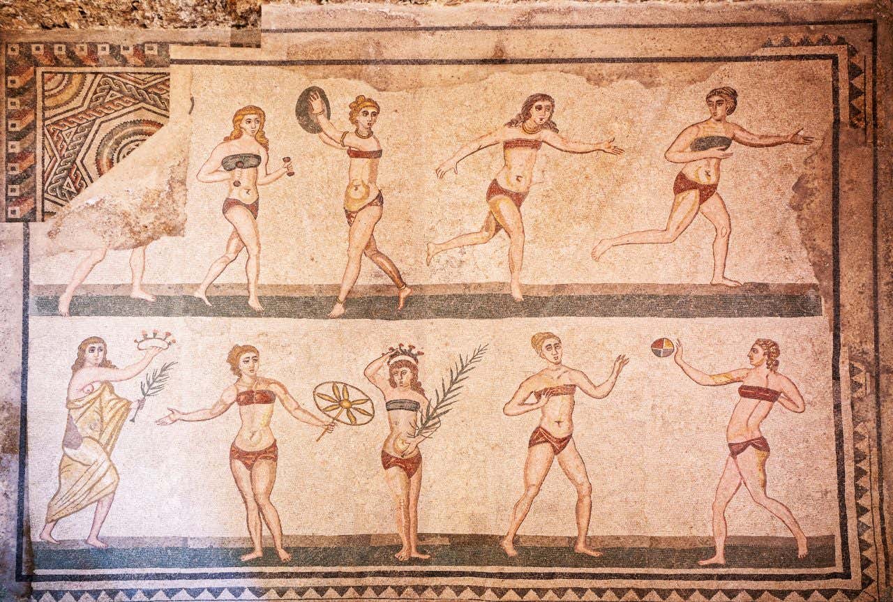 Mosaïque de la Villa Romana del Casale avec des femmes faisant du sport en "bikini"