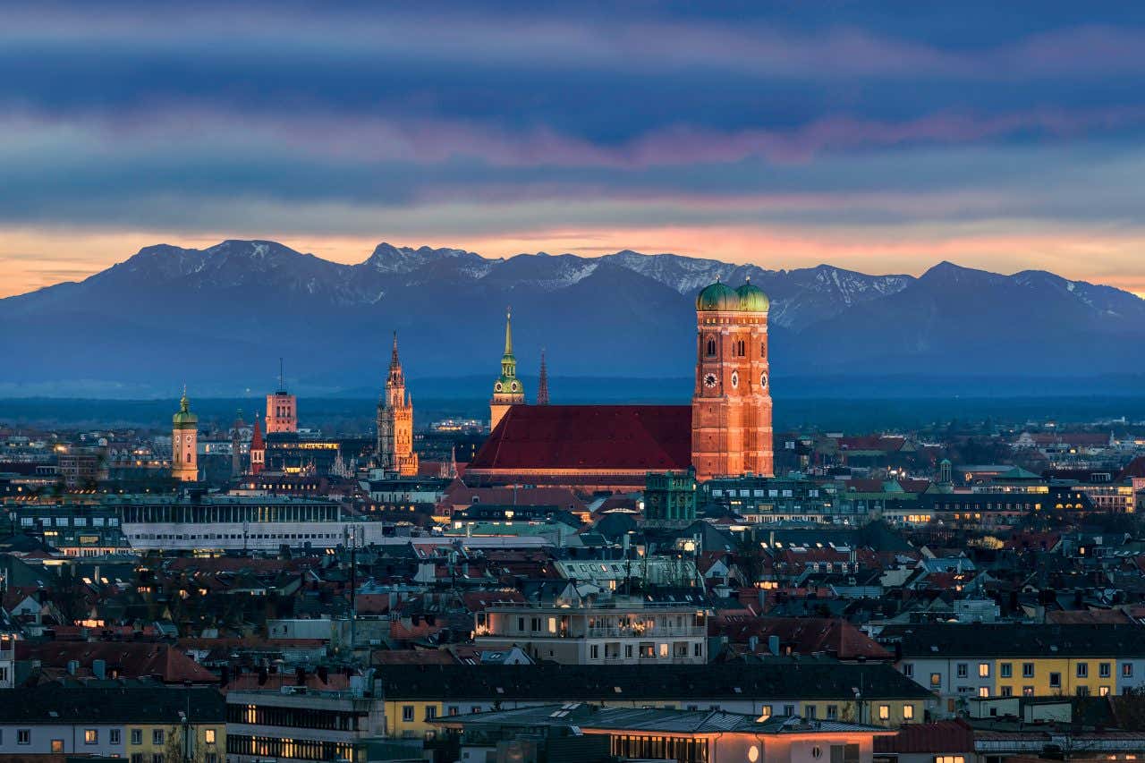 Vue sur Munich avec les montagnes en arrière-plan à la tombée de la nuit