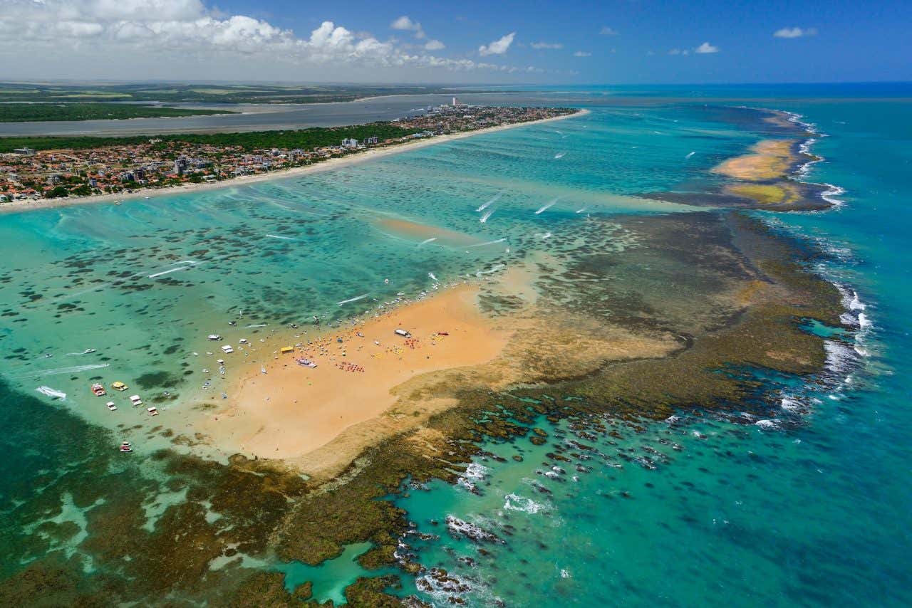 Vista aérea da impressionante paisagem da Ilha da Areia Vermelha formada pela maré baixa