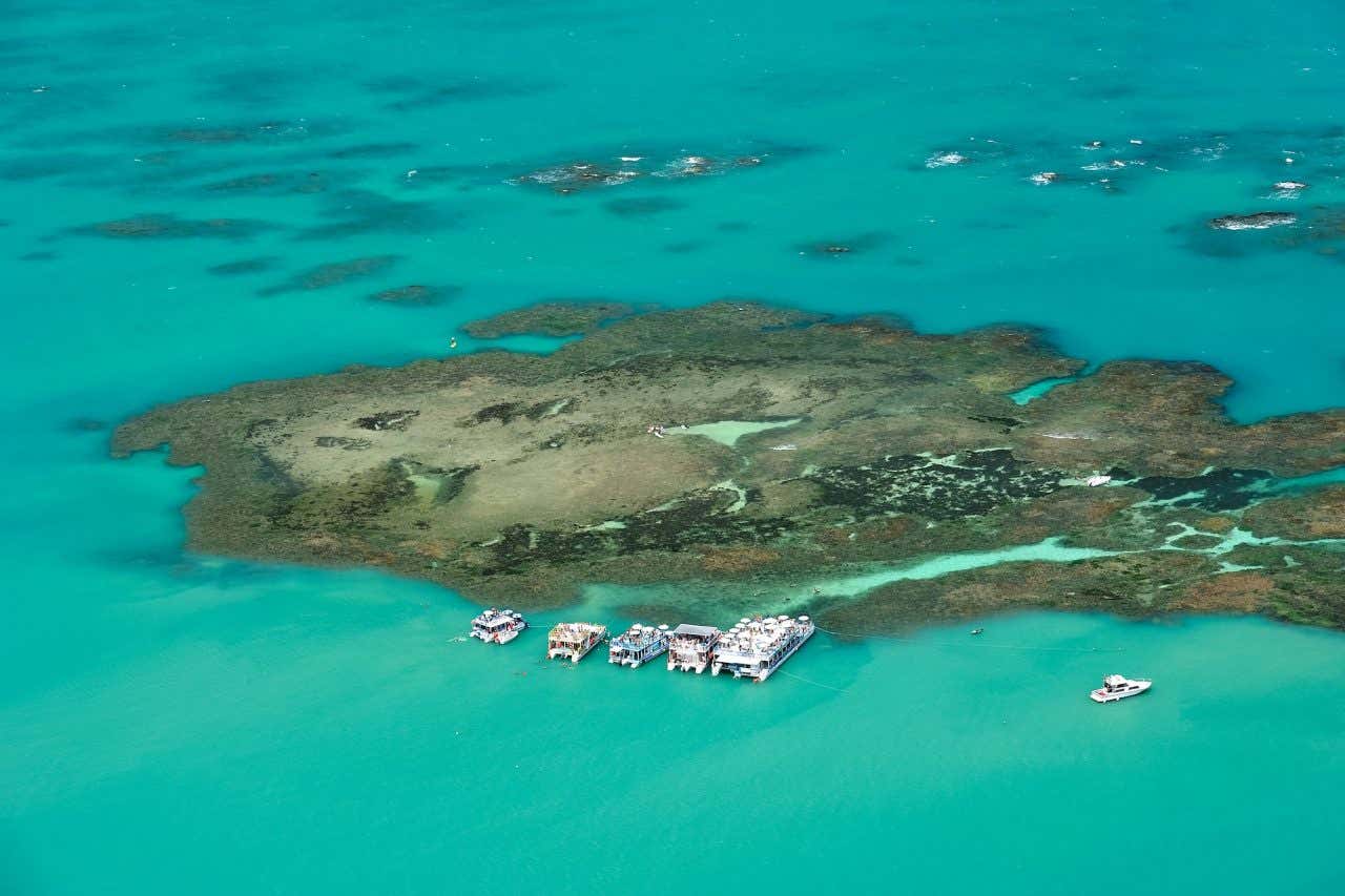 Vista aérea das piscinas naturais de Picãozinho, recifes cercados por água turquesa