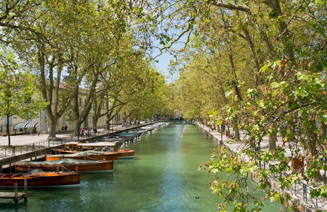 Canal à Annecy avec des barques amarrées au bord