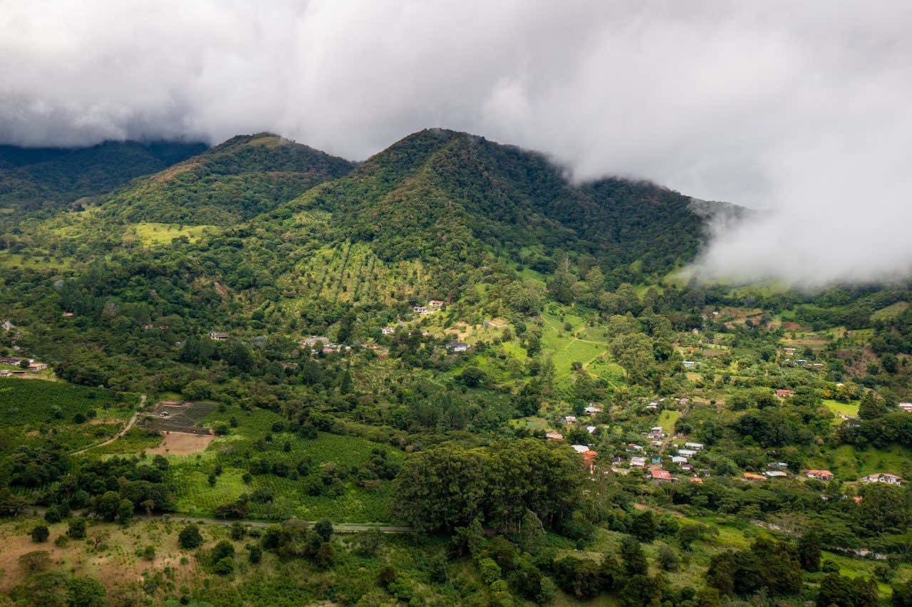 Vista aérea de Boquete, uma grande área verde com casas espalhadas pela vegetação