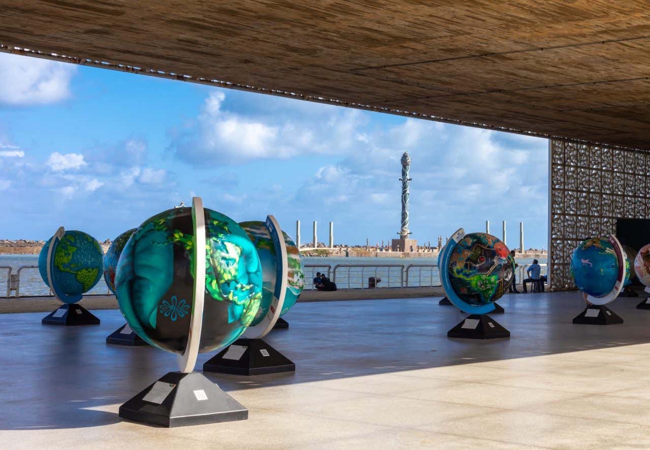 Um espaço coberto com diversos globos mundiais gigantes espalhados