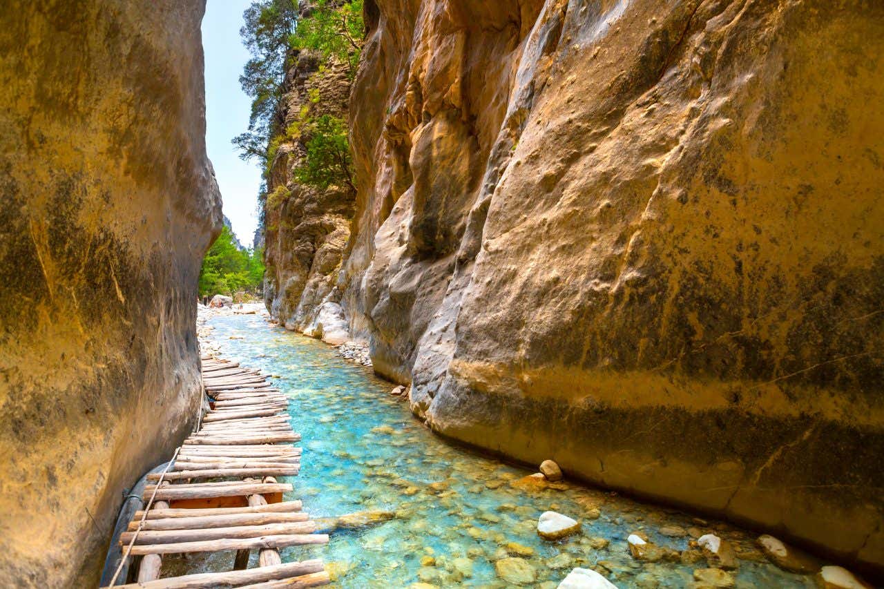 Passerelle dans les gorges de Samaria, une visite à faire en Crète
