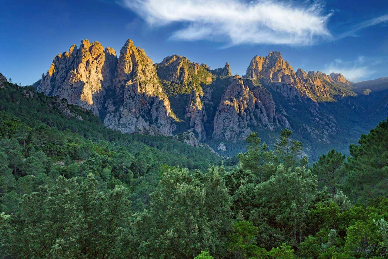 Vue sur les Aiguilles de Bavella, une activité à faire en Corse