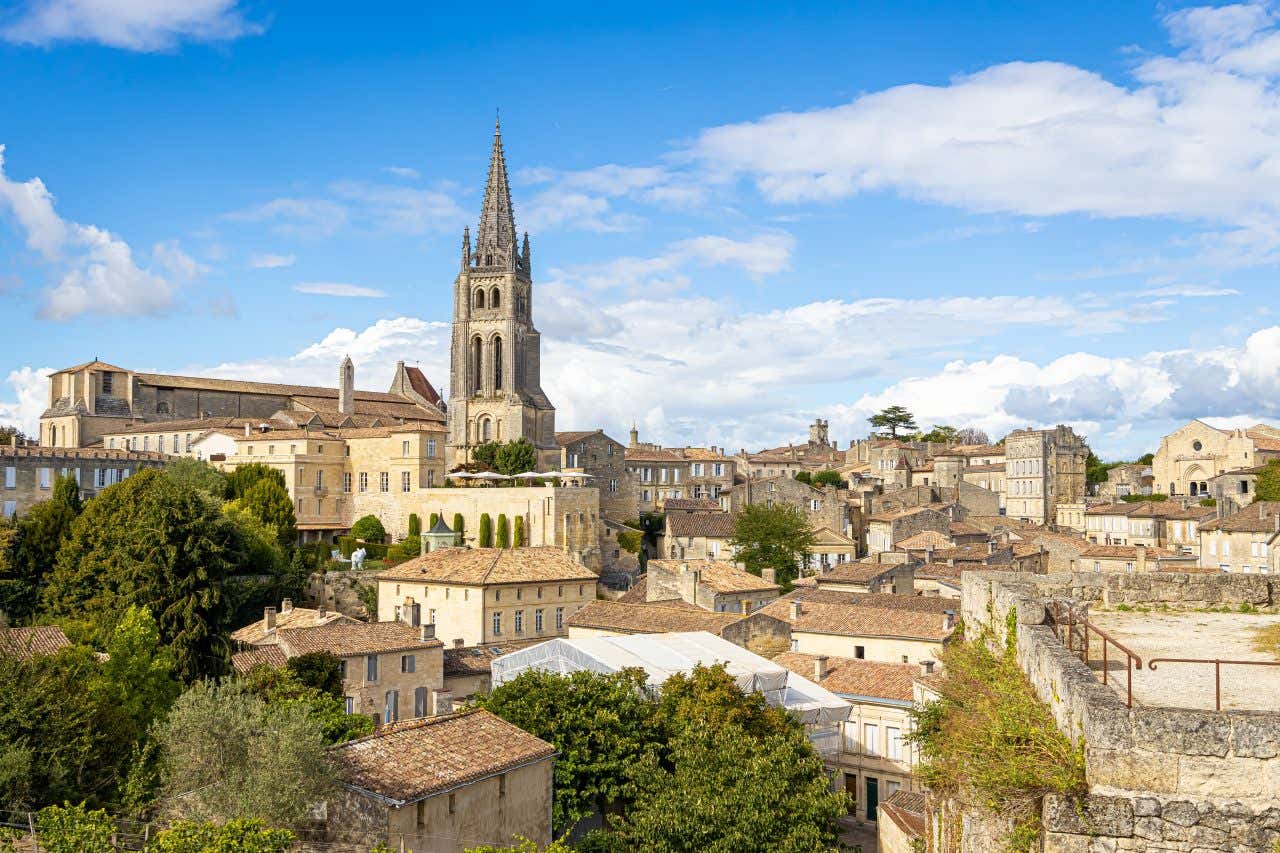 Vue sur le centre historique de Saint-Émilion, une visite à faire pendant votre week-end à Bordeaux
