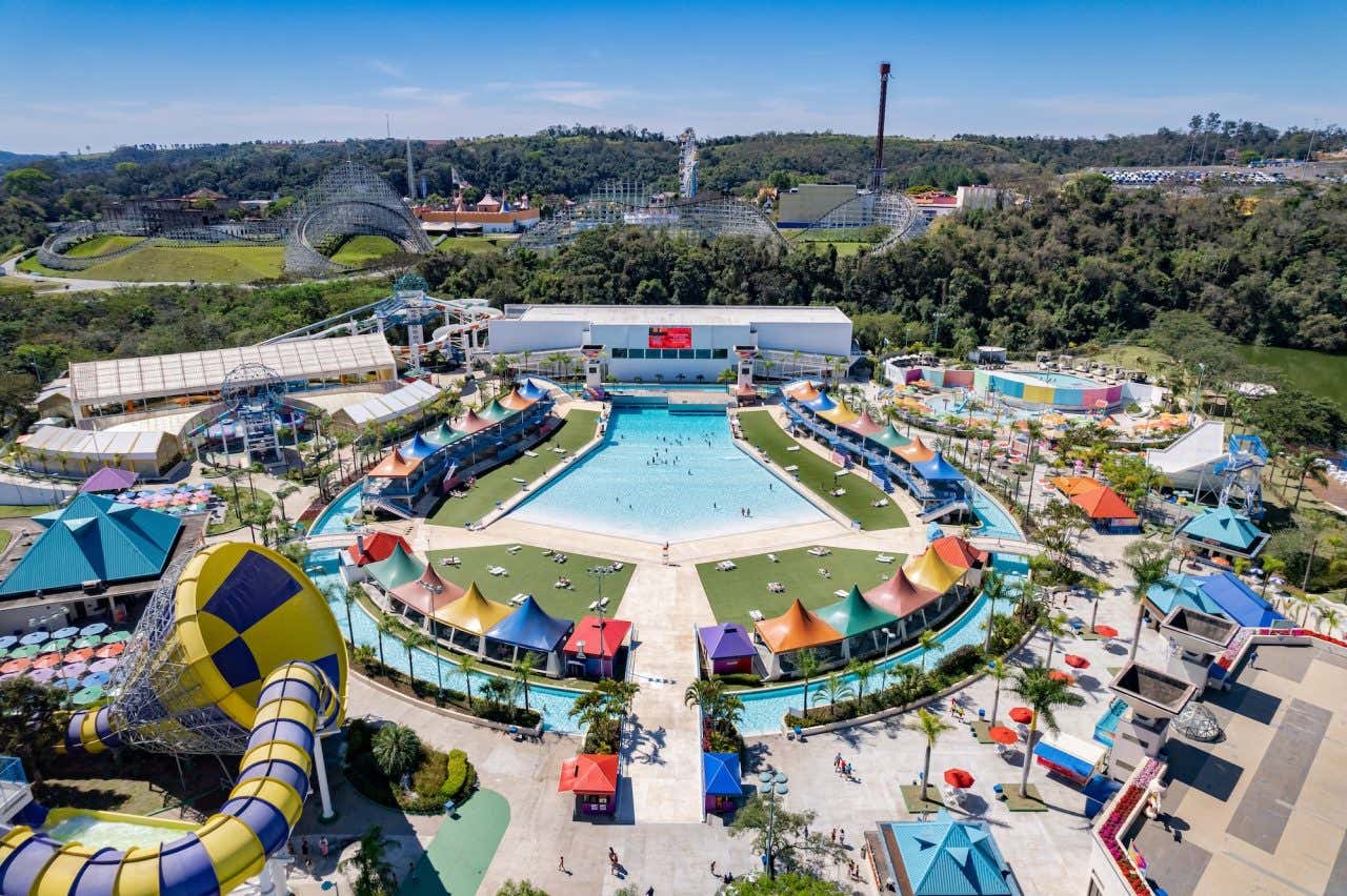 Vista aérea de um dos maiores parques de diversão do Brasil, o Wet'n Wild