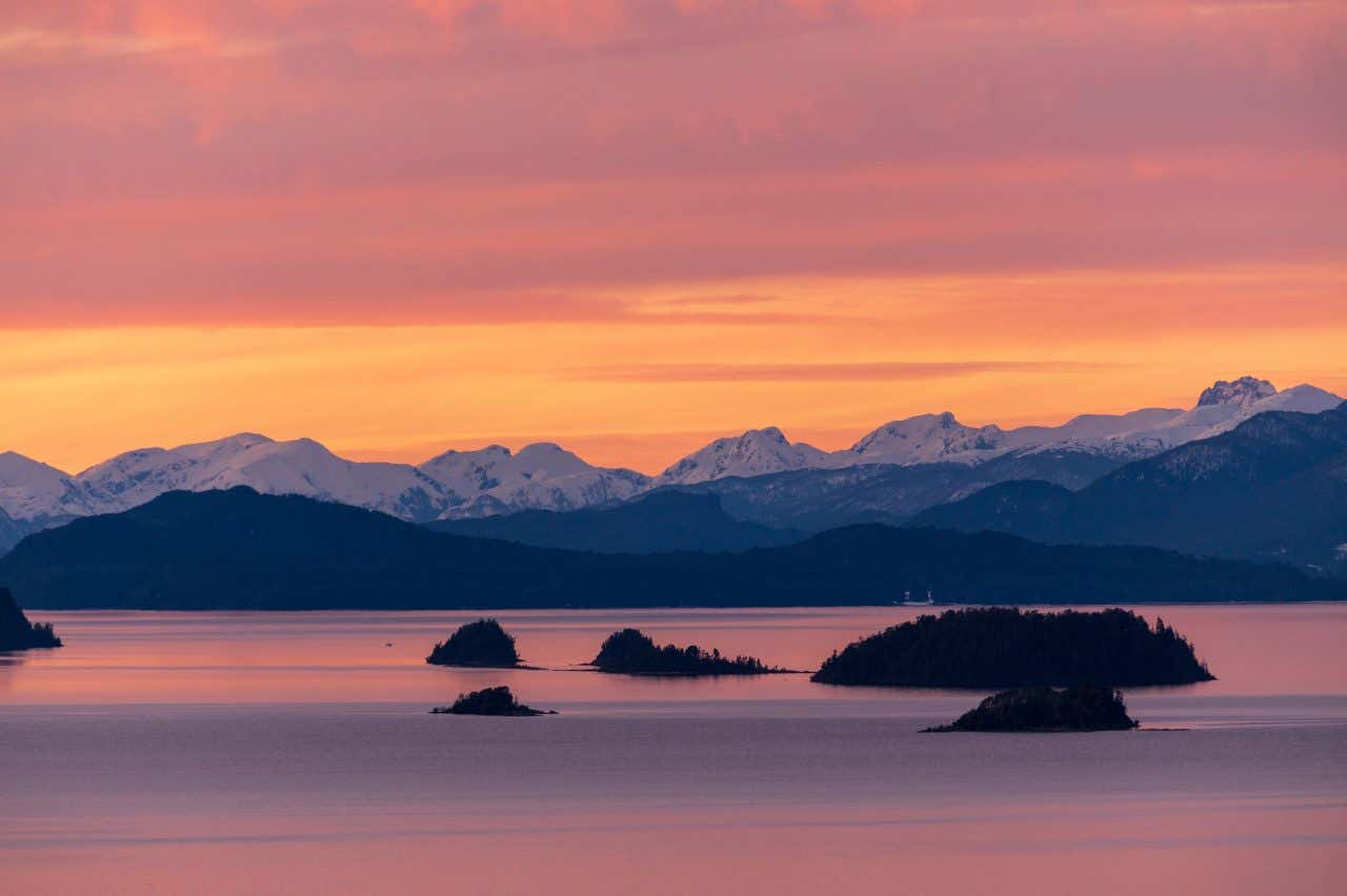 Tombée de la nuit sur le lac Nahuel Huapi, un incontournable en Patagonie argentine