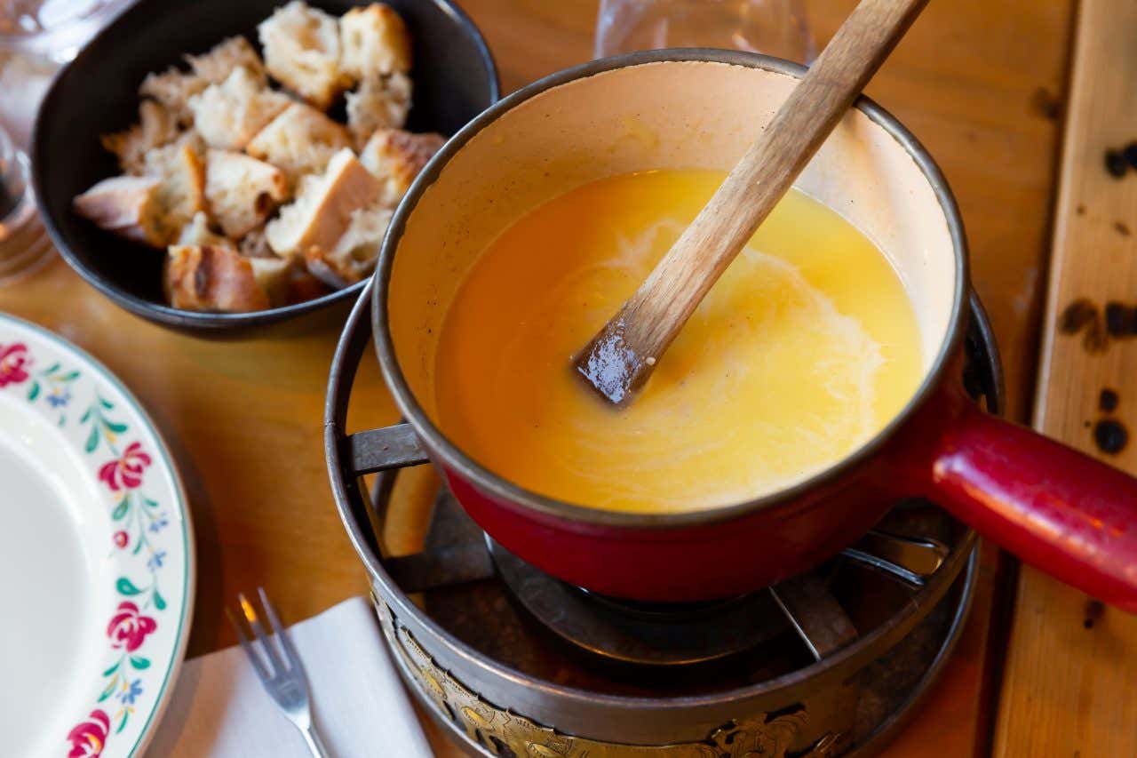 Fondue savoyarde dans un caquelon rouge, un plat typique de la région