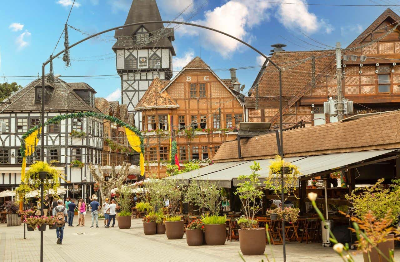 Edifícios de arquitetura europeia no centro de Campos do Jordão