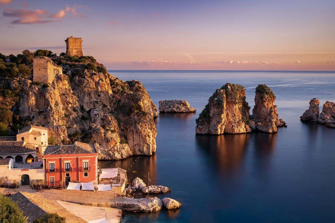 Plage la Tonara, vue sur les Faraglioni di Scopello, dans la Réserve du Zingaro au coucher du soleil