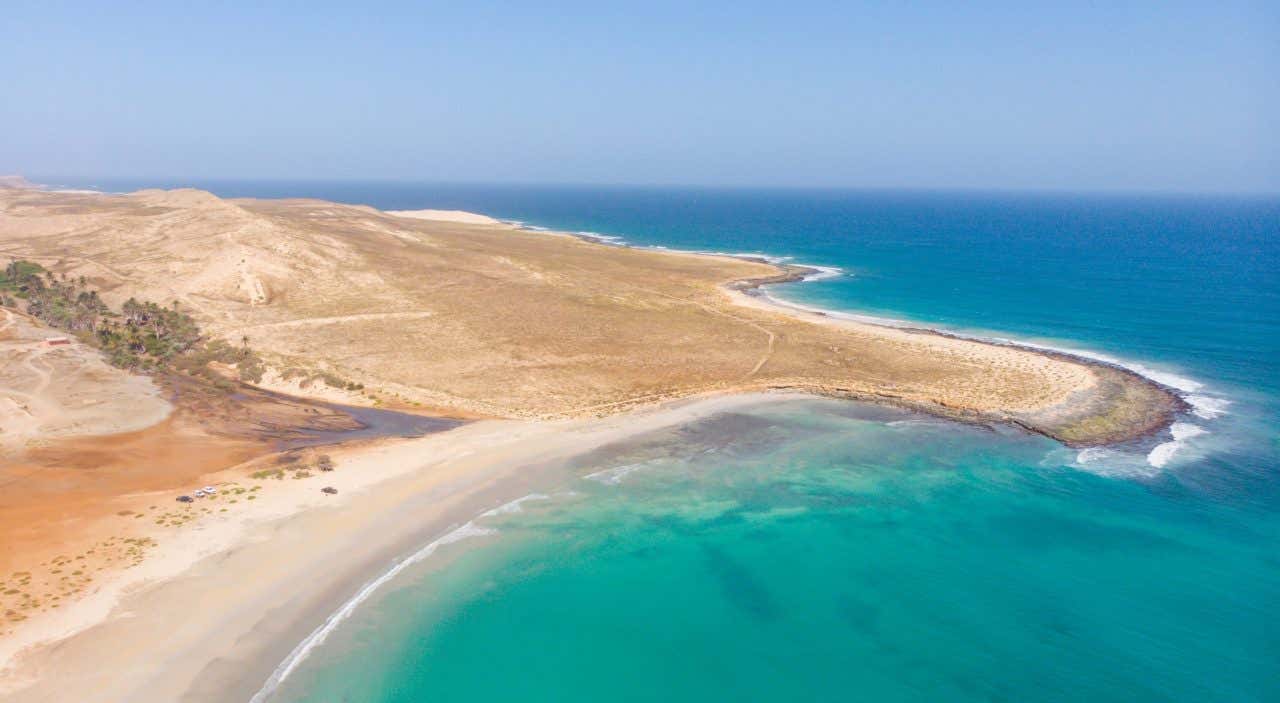 Vue sur le désert au bord de l'océan à Boa Vista, une île à voir et à visiter au Cap-Vert