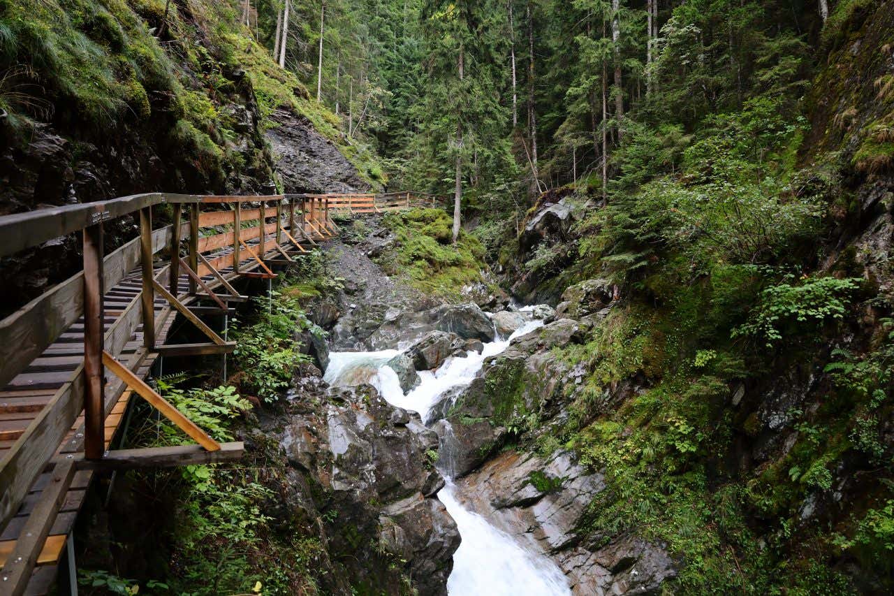 Partie de la passerelle au bord des gorges du Fier, où faire une randonnée près d'Annecy