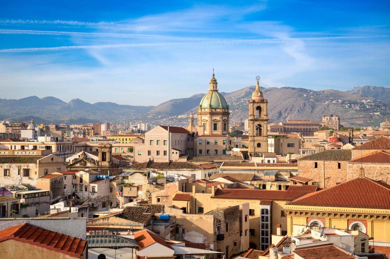 Vue sur Palerme et les montagnes en arrière-plan sous un ciel bleu