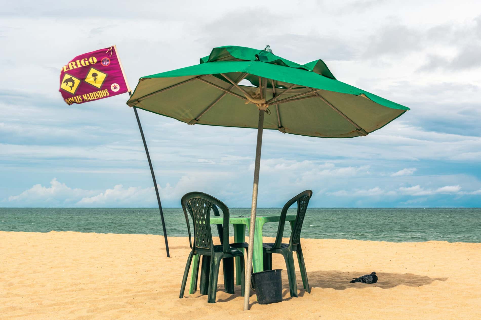 Praia da Piedade com uma bandeira de alerta dos atques de tubarão no Recife