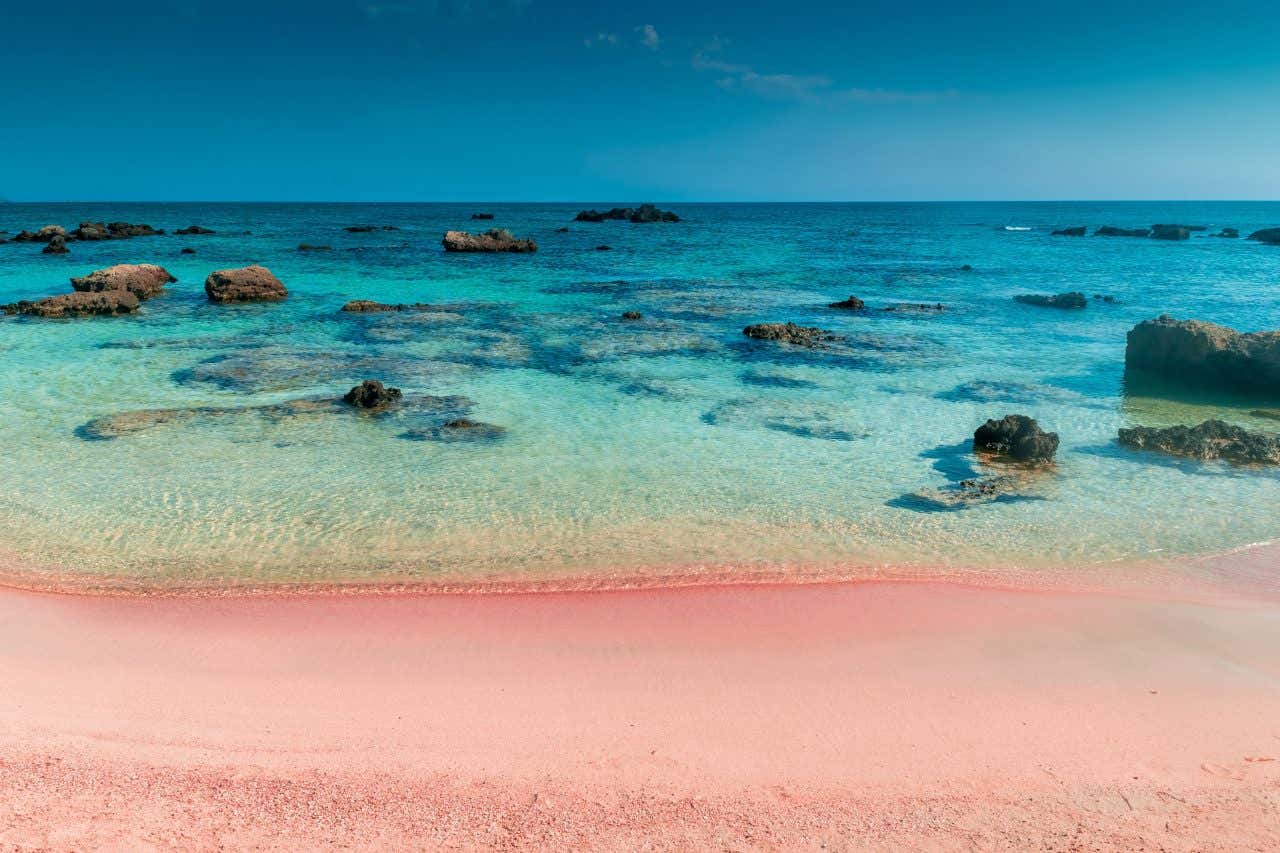 Plage de sable rose d'Elafonissi avec l'eau bleu turquoise de la mer Méditerranée
