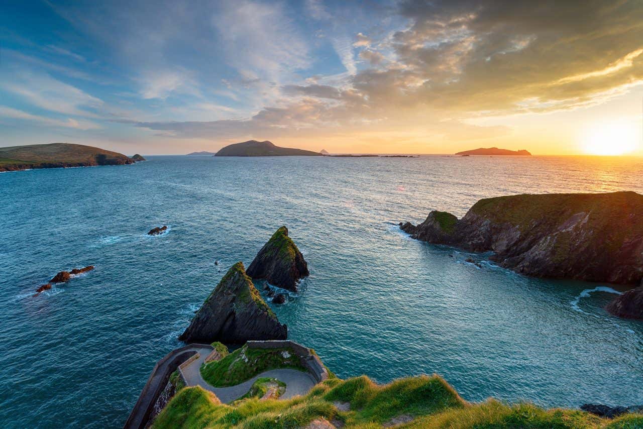 Vue sur le Dunquin Pier à Dingle, au coucher du soleil