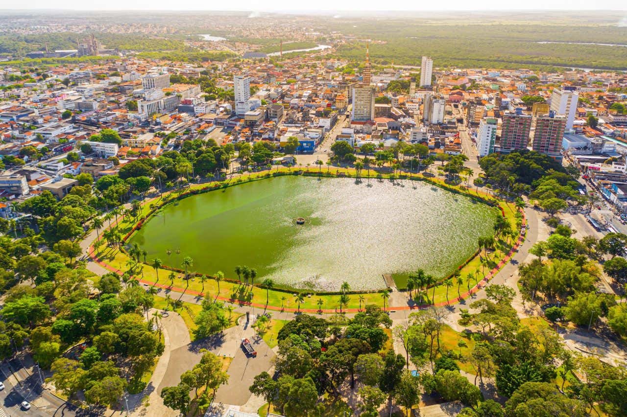 Vista aérea do parque Sólon de Lucena, com sua famosa lagoa ao centro