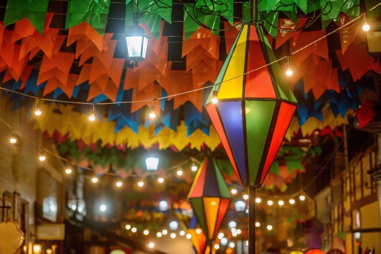 Bandeirinhas e balões típicos de Festas de São João