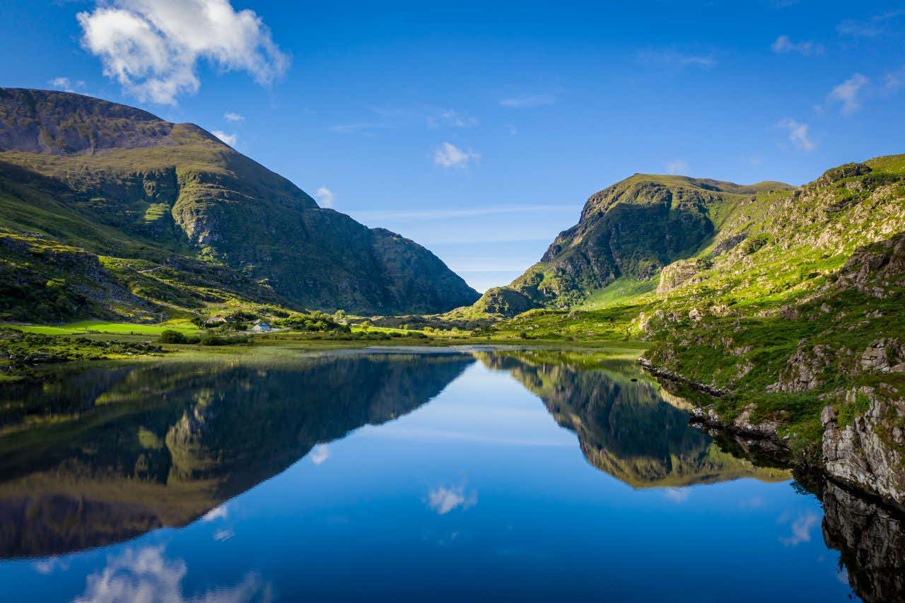 Vue sur un lac entouré de verdure près de Killarney