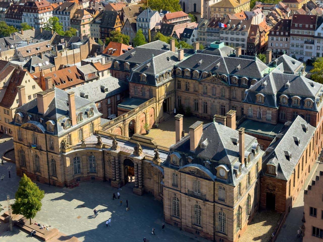 Vue sur le Palais Rohan, un lieu à visiter à Strasbourg pour les musées qu'il abrite