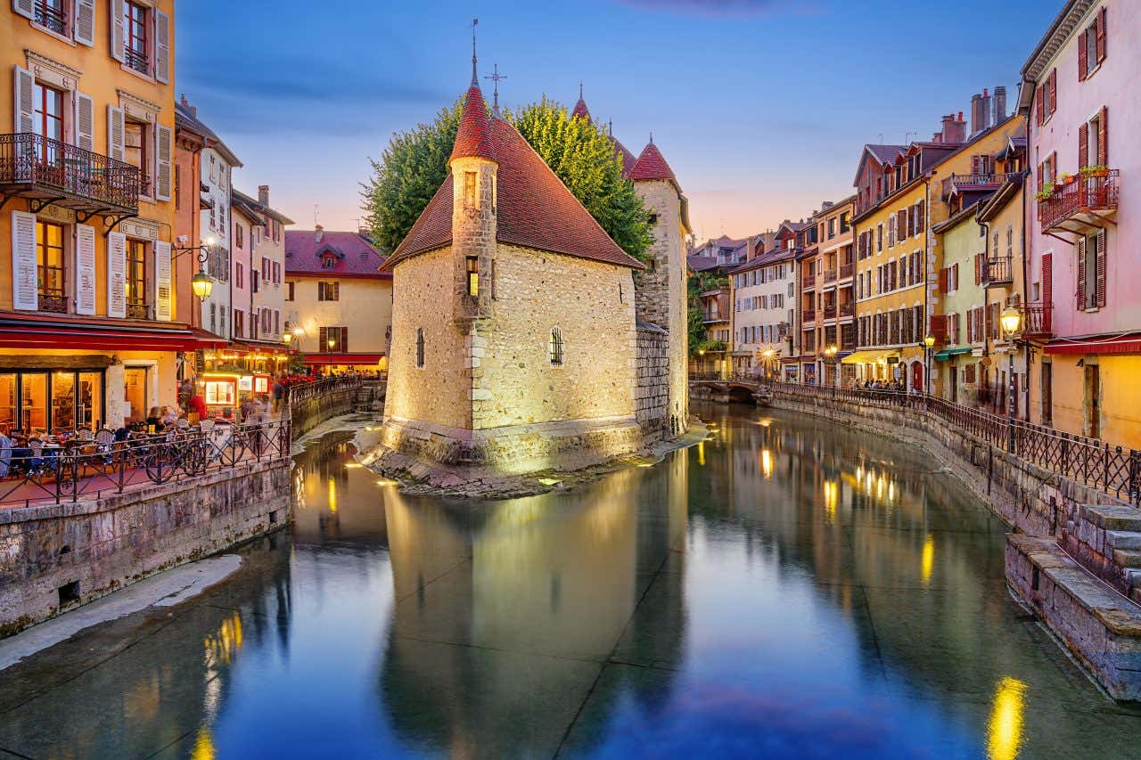 Palais de l'Isle à la tombée de la nuit, une visite incontournable à faire à Annecy