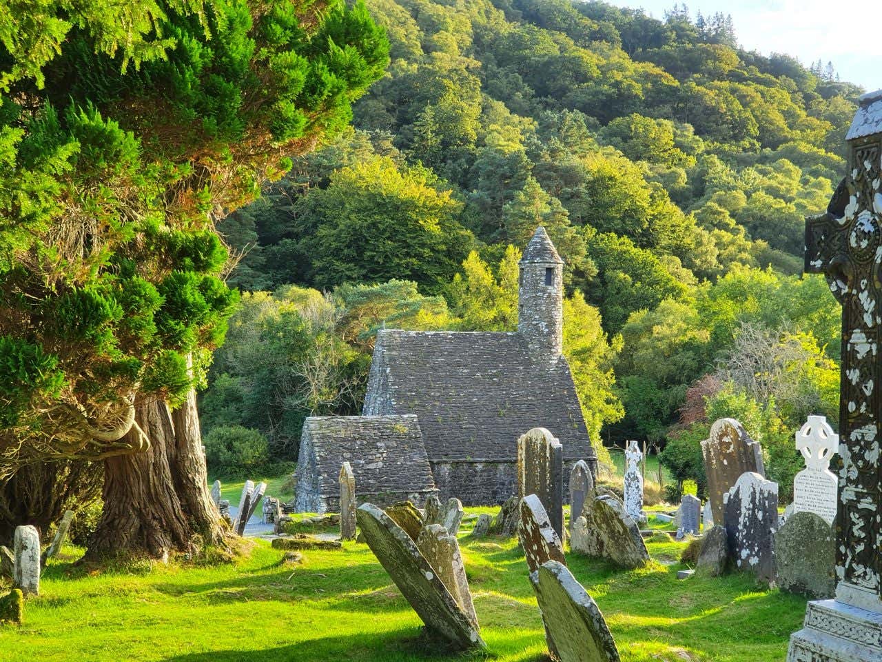Petite église médiévale avec son cimetière à Glendalough, au mileur de la nature