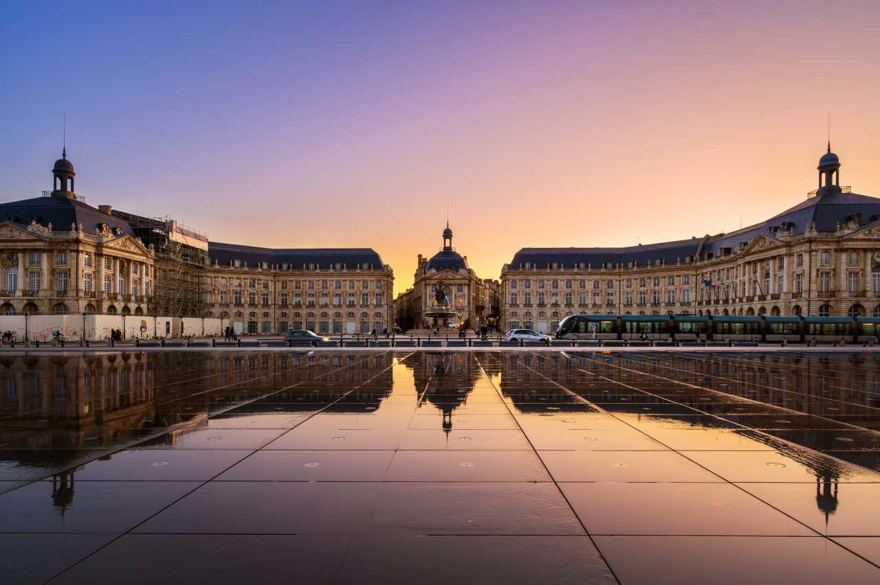 La Place de la Bourse et son miroir d'eau à la tombée de la nuit, un lieu incontournable à voir à Bordeaux