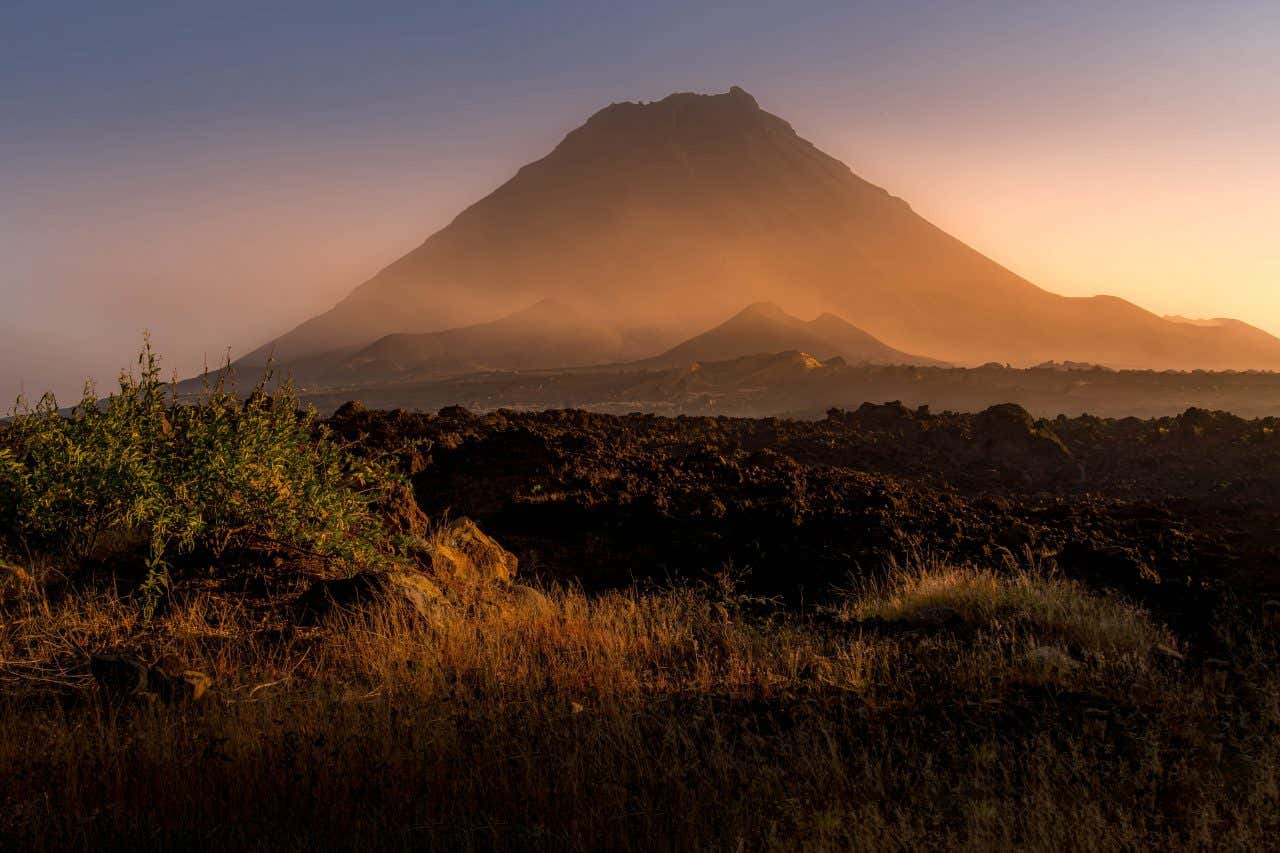 Vue sur le volcan Pico do Fogo au coucher du soleil, un incontournable au Cap-Vert