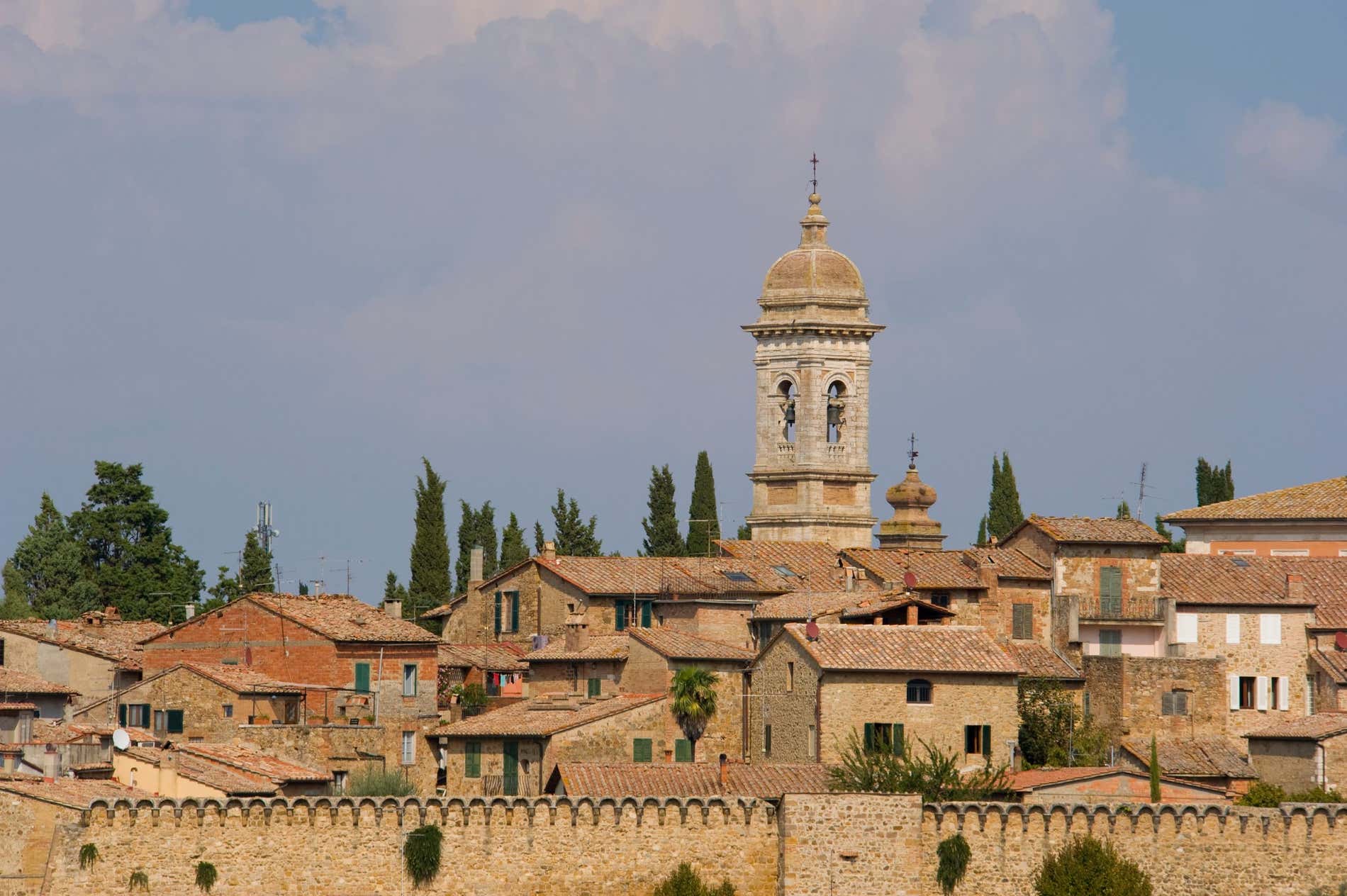 Centro storico di un borgo medievale con un campanile che svetta fra le case
