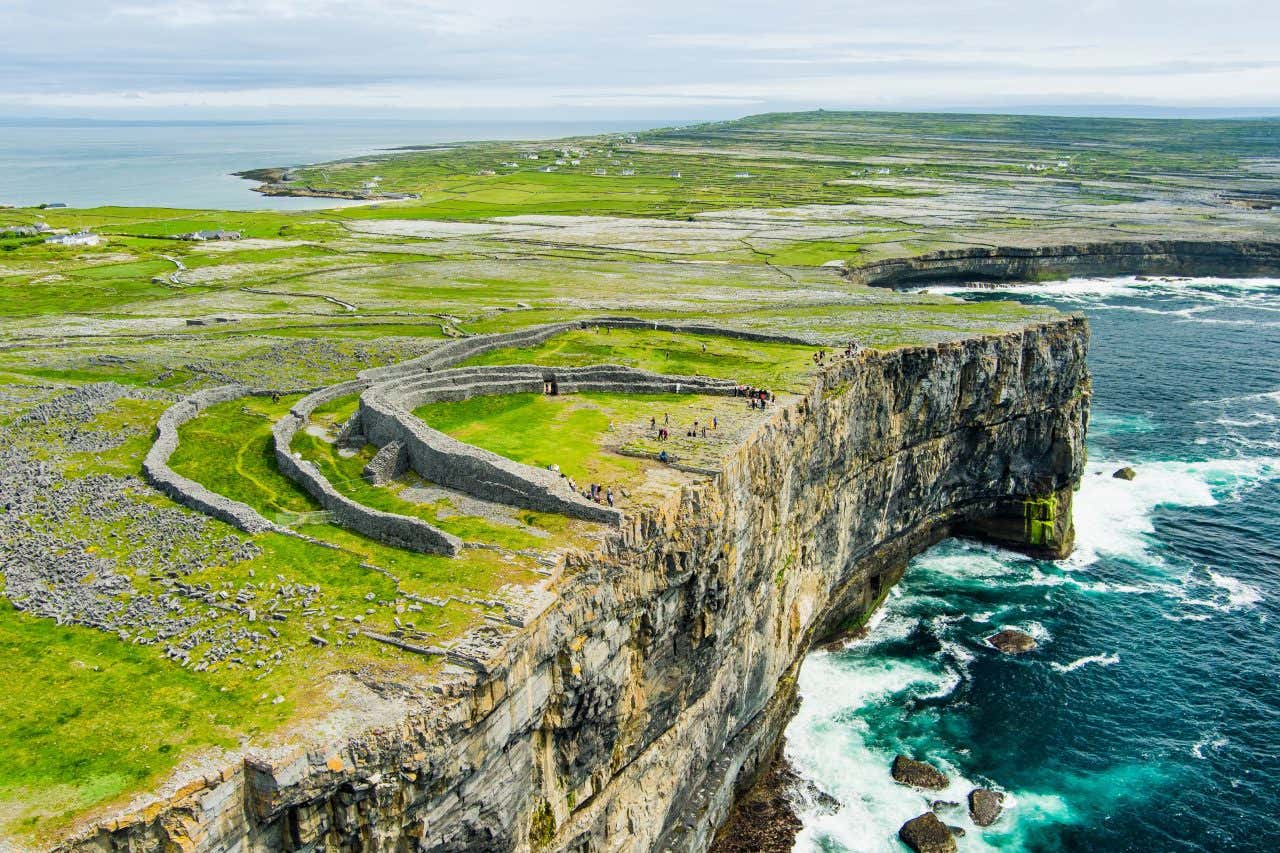 Vue aérienne sur un curieux monument fait de pierres, un endroit que vous devez visiter en Irlande