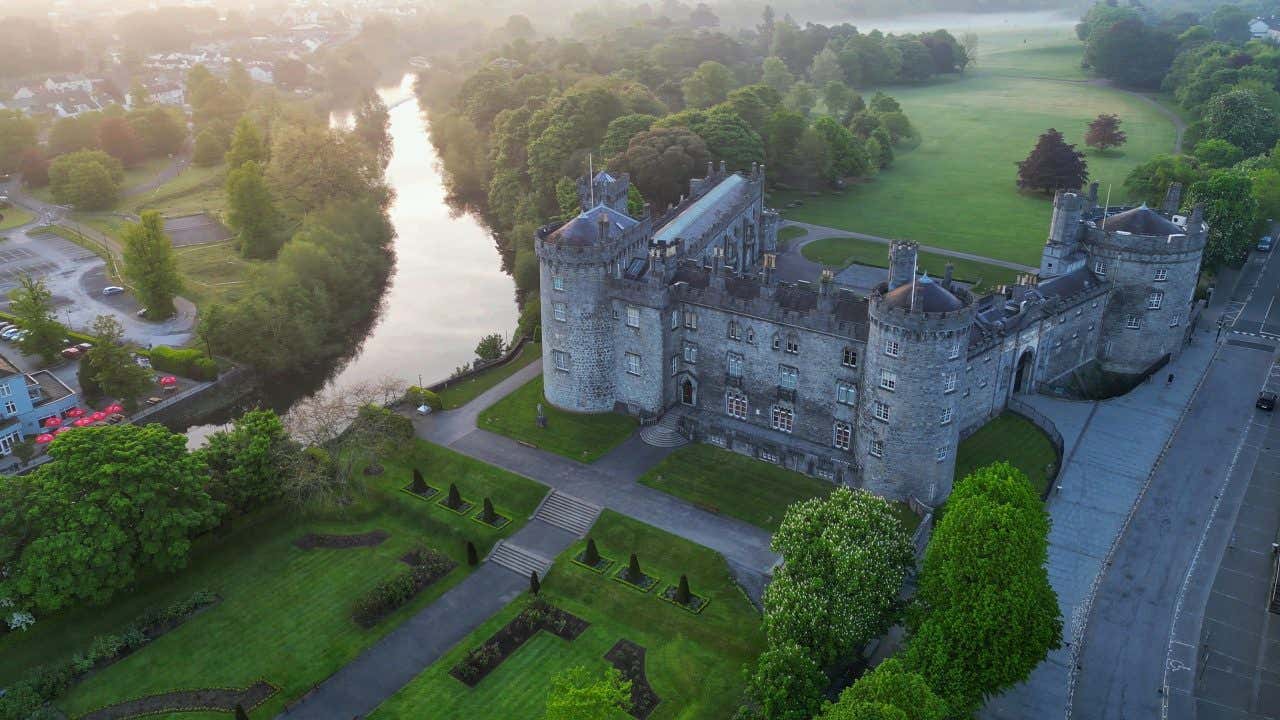 Vue aérienne sur le château de Kilkenny, une visite à faire en Irlande