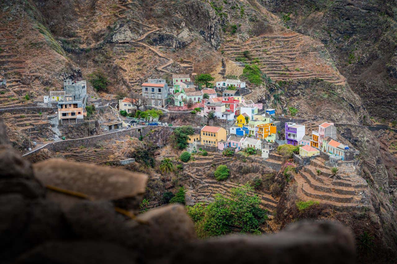 Un village aux maisons colorées sur un flanc de montagne à Santo Antão, un endroit à voir au Cap-Vert