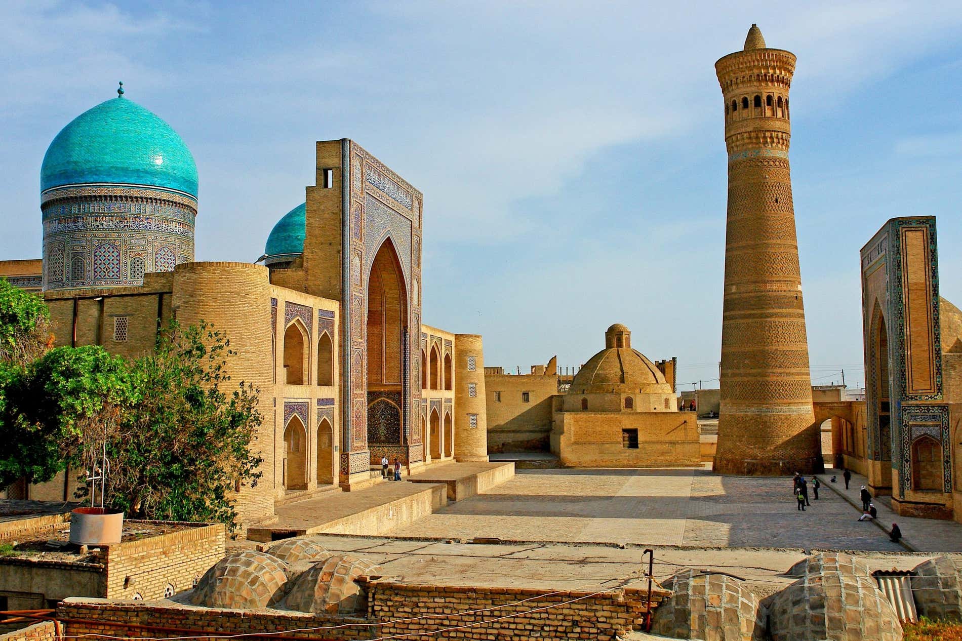 Complejo arquitectónico islámico en Bujará con la famosa torre del minarete Kalyan en el centro