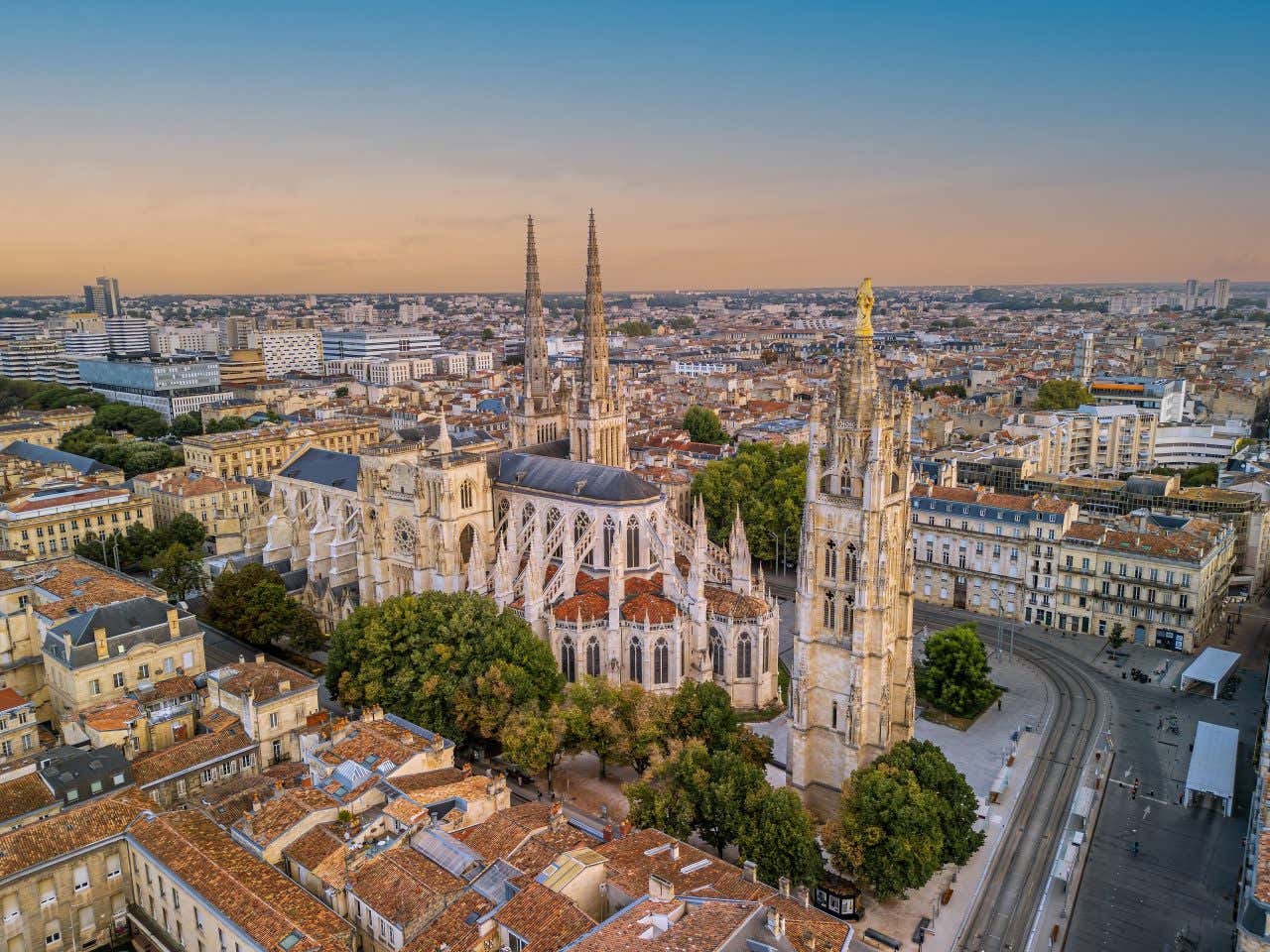 Vue aérienne sur la Cathédrale Saint-André, un lieu à visiter lors de votre week-end à Bordeaux
