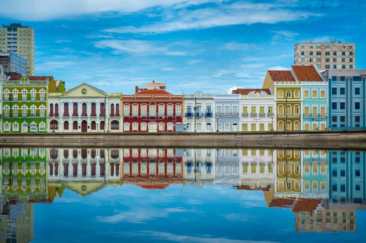 Casões refletindo nas suas águas do rio Beberibe é um cartão-postal do Recife