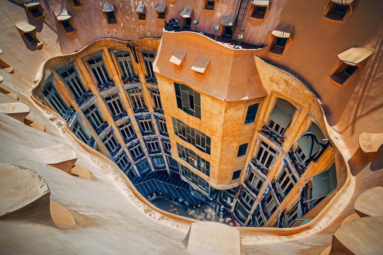 Vue en plongée sur le bâtiment de la Pedrera, une visite à faire à Barcelone