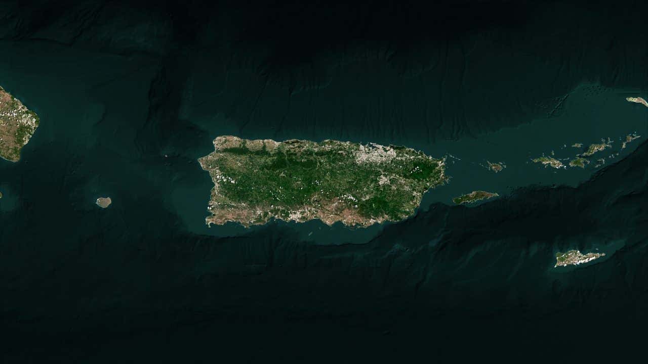 Vista satellitare di Porto Rico, una grande isola a forma rettangolare circondata da alcune isole minori