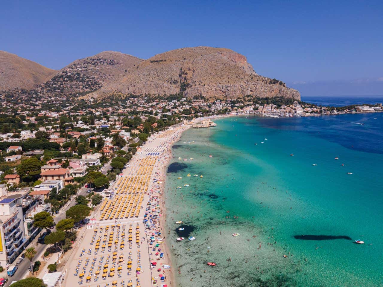 Vista dall'alto della costa balneare di Mondello, località a poca distanza da Palermo