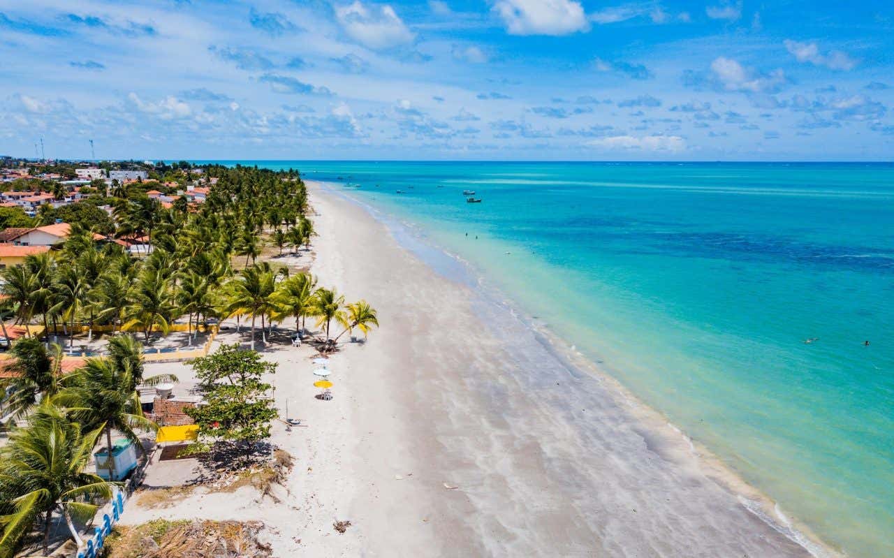Vista aérea da ilha de Itamaracá, uma praia de areia branca e águas turquesas