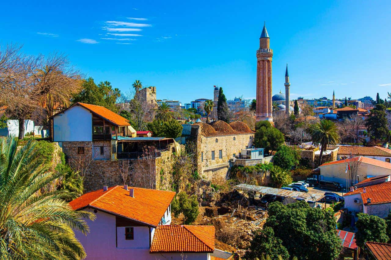 Vieille ville de Kaleiçi avec une mosquée en arrière plan, un quartier idéal où loger lors de votre visite d'Antalya