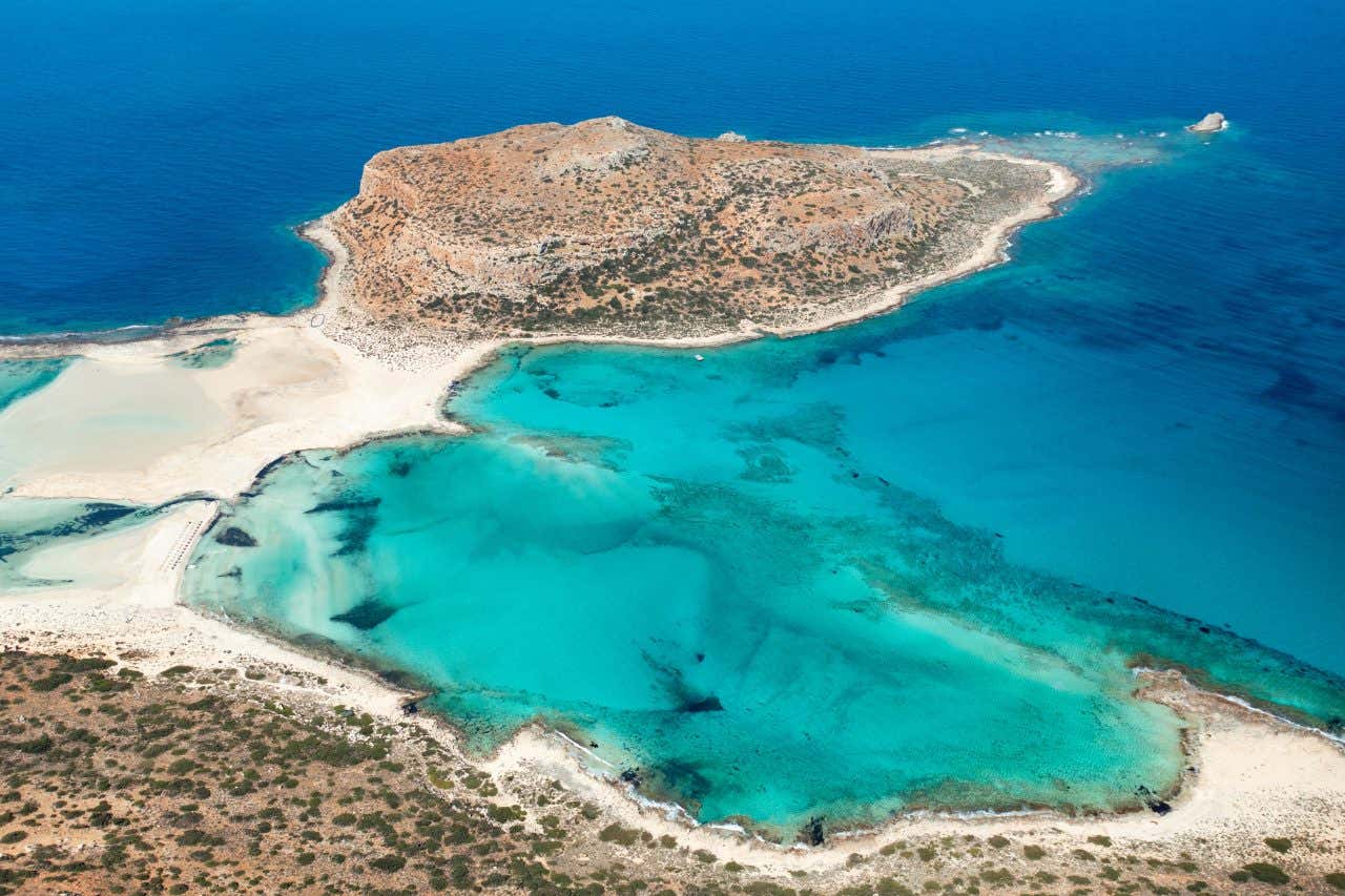 Vue aérienne sur la lagune de Balos et sa nature intacte, un lieu à découvrir et où faire une excursion en Crète