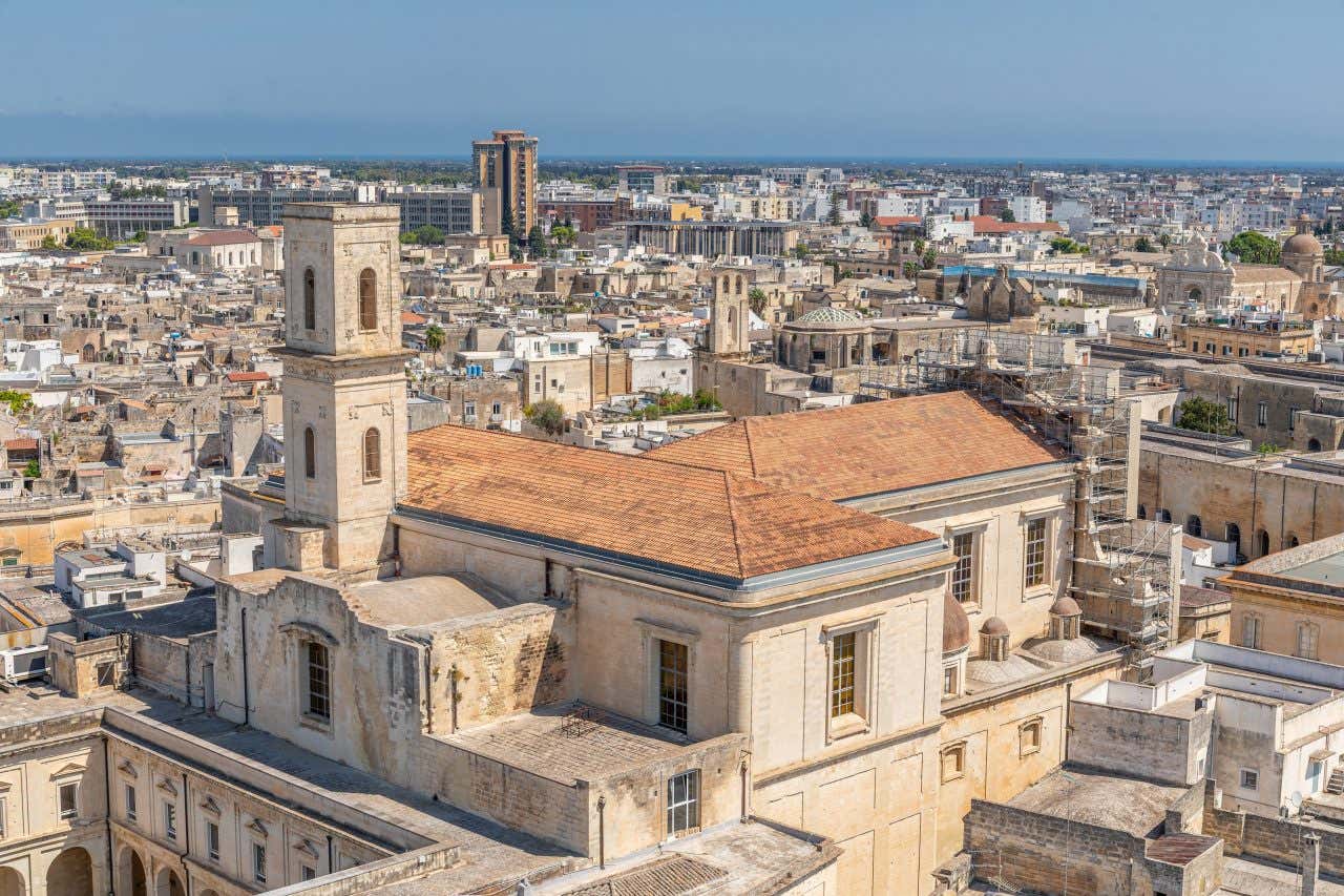 Il campanile del duomo di Lecce fotografato dall'alto, mentre sullo sfondo si vedono altri palazzi del centro storico dal caratteristico colore rosato