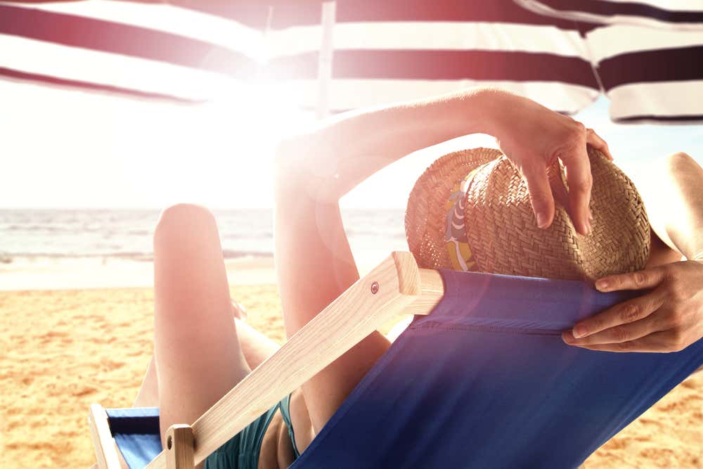 Uma mulher tomando sol na praia 