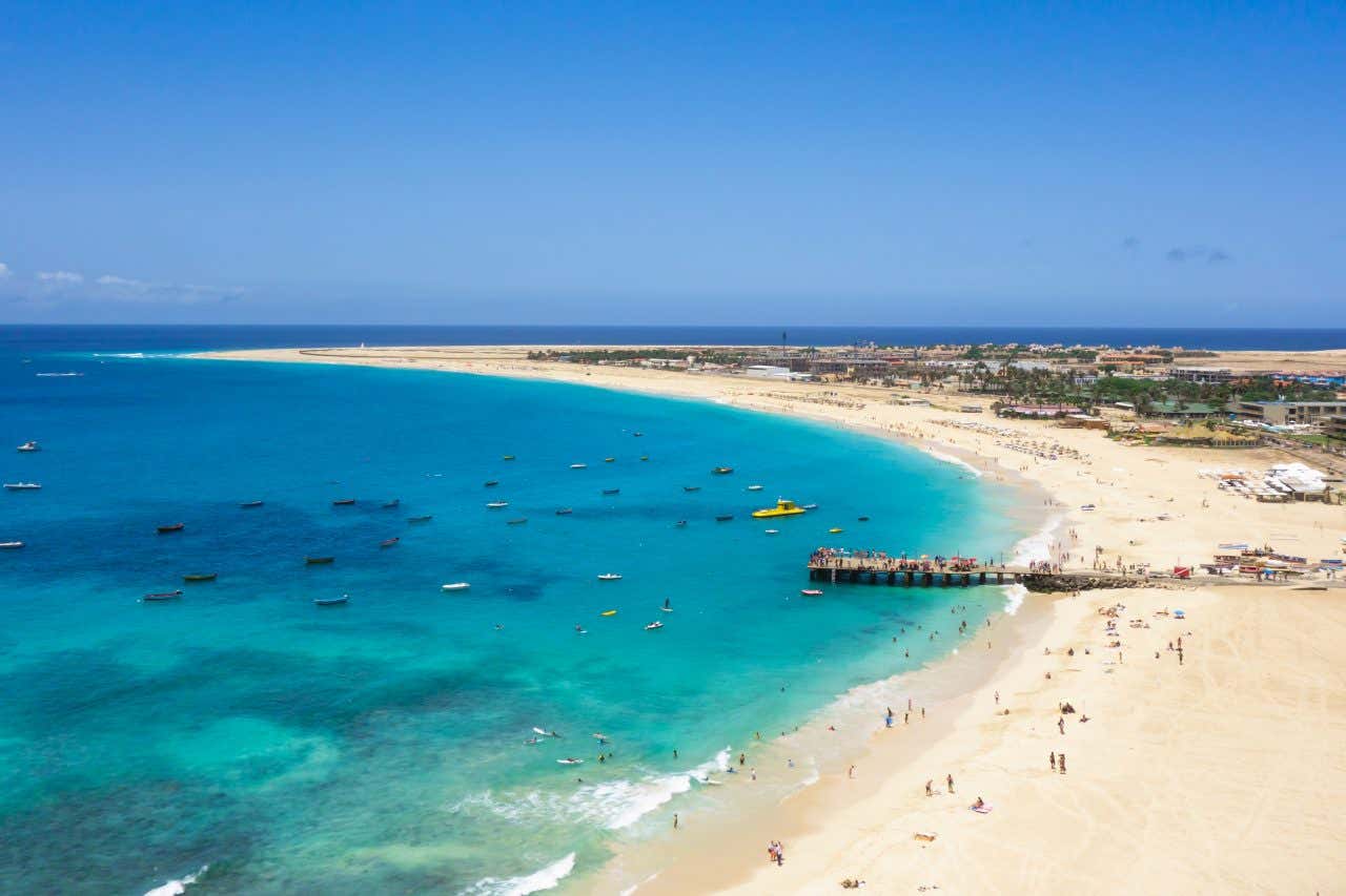 Vue sur la plage de Santa Maria, sur l'île de Sal, une visite à faire au Cap-Vert