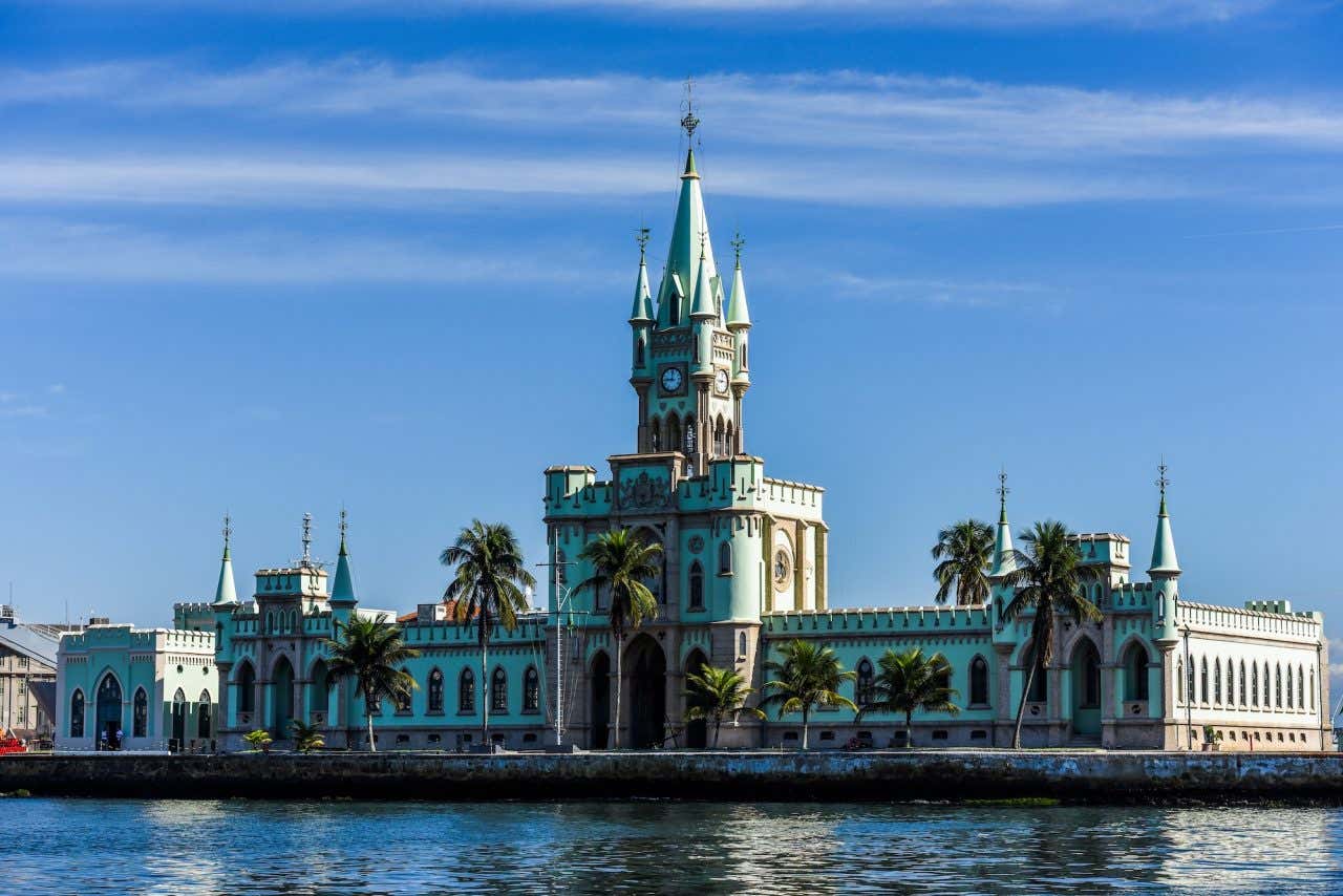 Panorâmica do castelo da Ilha do Fiscal, uma fortificação cercada de palmeiras
