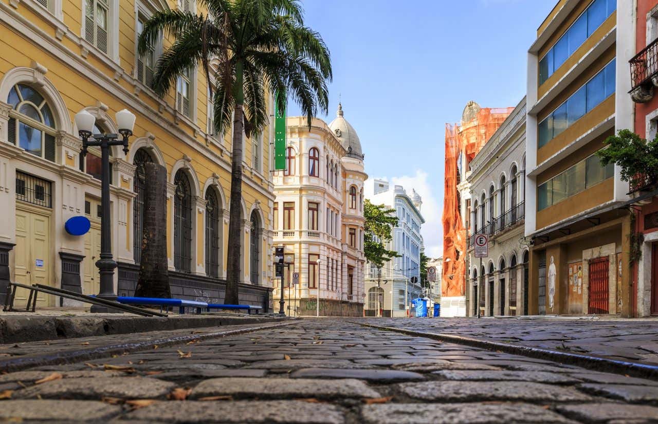 Vista da histórica Rua do Bom Jesus na cidade do Recife em um dia ensolarado de verão, com seus paralelepípedos e edifícios do século XVII
