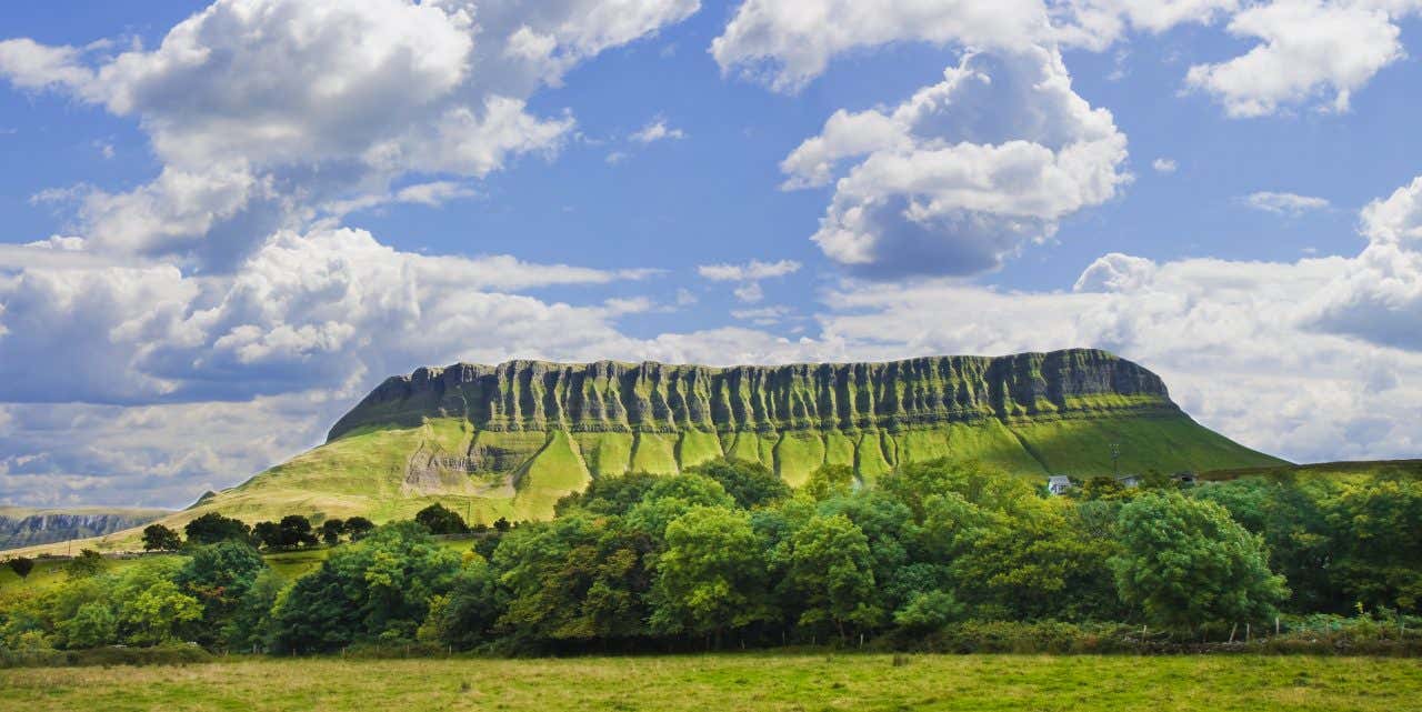 Vue sur la curiseuse montagne de BenBulben, dans le comté de Silgo, un endroit à voir en Irlande